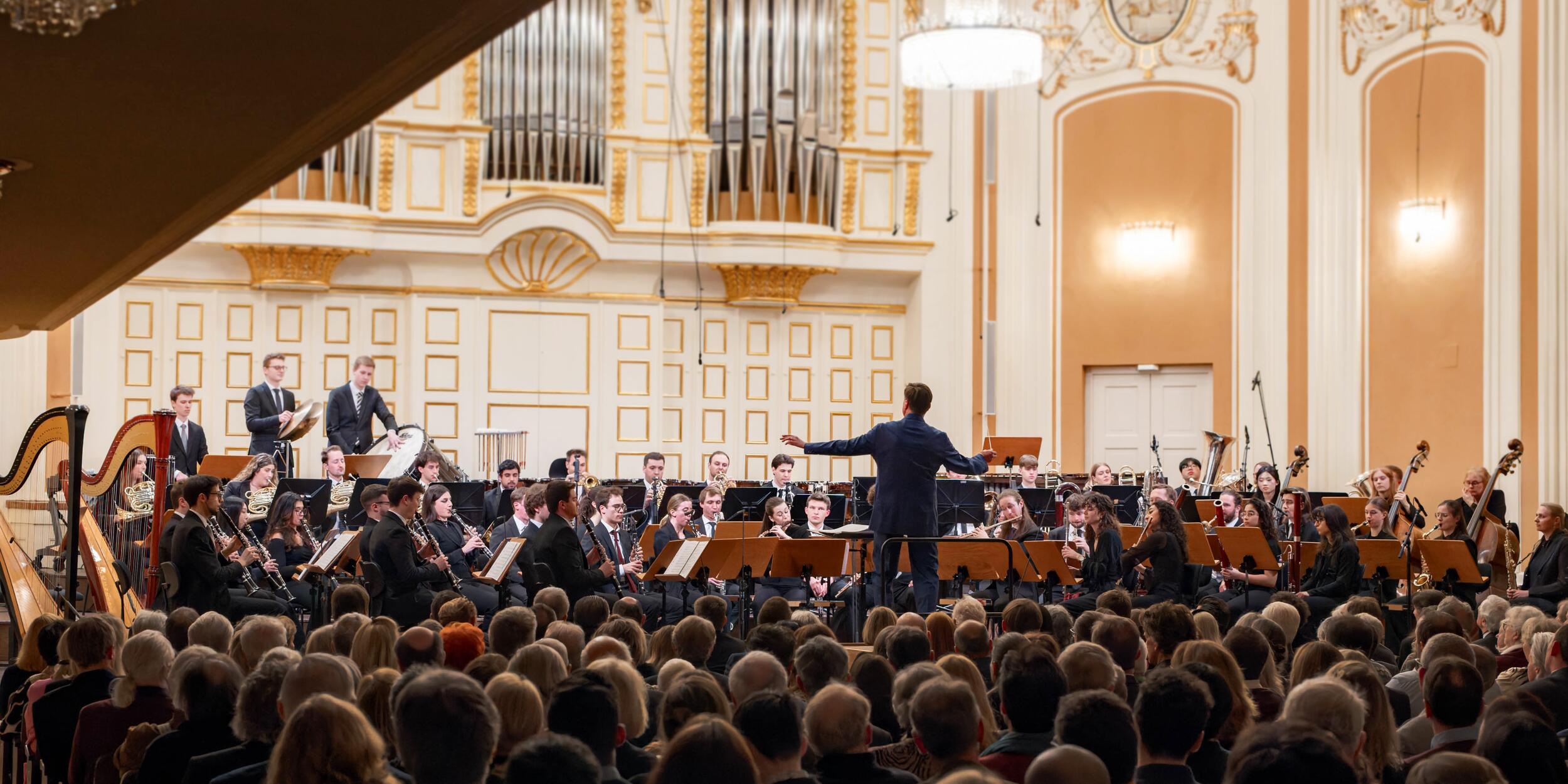 Christian Thielemann dirigiert die Bläserphilharmonie Mozarteum